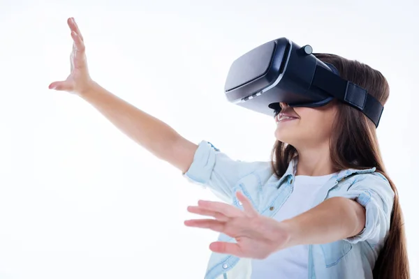 Glad ung flicka virtuella provningsteknik — Stockfoto
