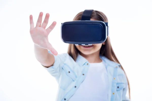 Menina positiva feliz estar em uma realidade virtual — Fotografia de Stock