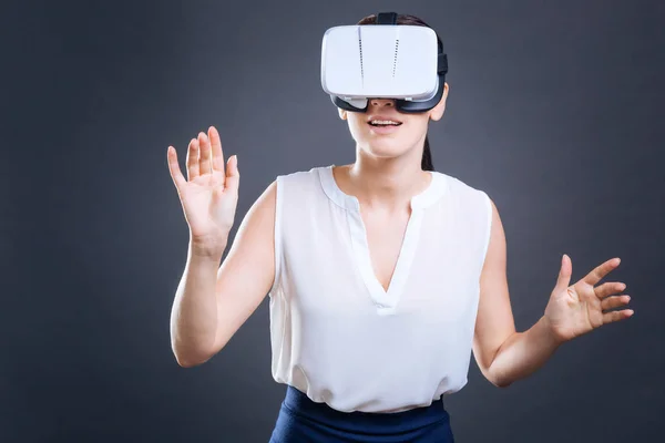 Vackra fina affärskvinna uppleva virtuell verklighet — Stockfoto