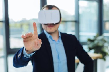 Duyusal paneline seçici odak bir parmak preslenmiş