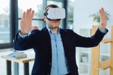 Yeni teknolojilerin test yakışıklı ciddi iş adamı