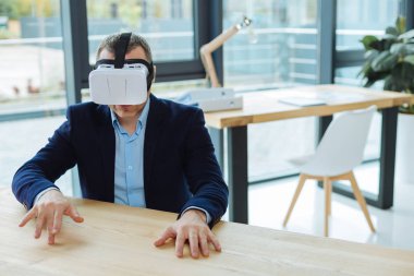 Ellerini masanın üzerine koyarak hoş yakışıklı adam