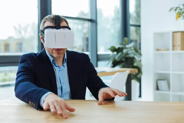 Ernstige succesvolle zakenman, een 3D-bril — Stockfoto