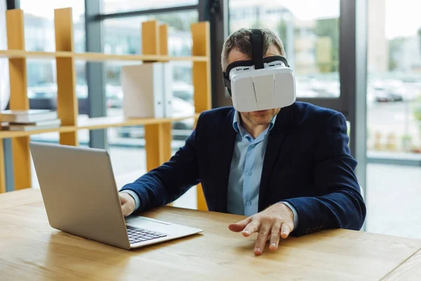 Schöner schöner Mann sitzt am Tisch — Stockfoto