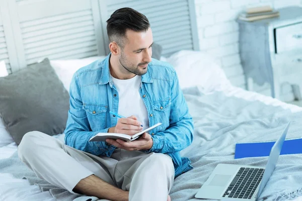 Relaxado millennial cara estudando em casa — Fotografia de Stock