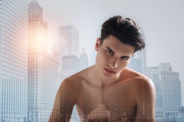 Çıplak genç modern bir saç kesimi ile