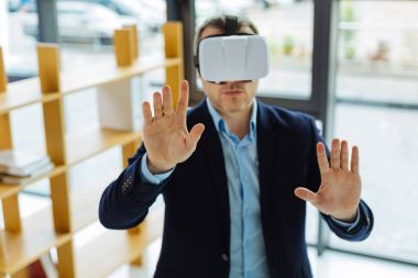 Sanal gerçeklik test çekici profesyonel iş adamı