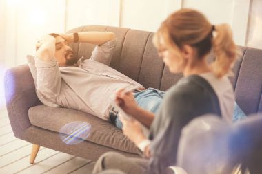 Depresif kasvetli adam başını tutan