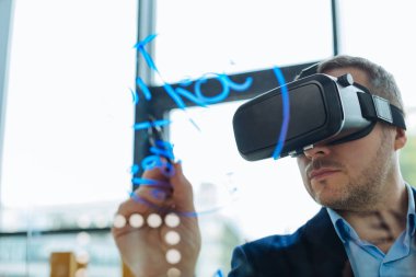 Vurgulayıcı ile yazarken akıllı sakallı adam