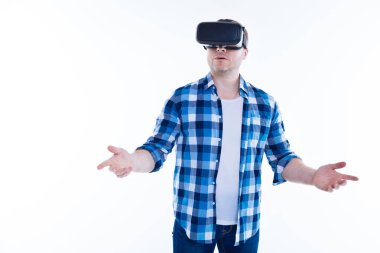 Sanal gerçeklik gözlükle iyi hoş adam