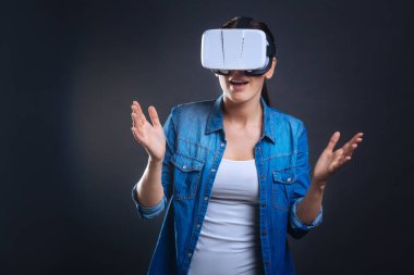 Neşeli duygusal kadının sanal gerçeklik