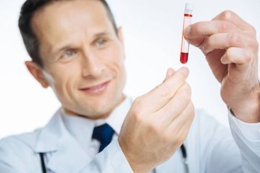 Gülümseyen doktor kan örneği'arıyorsunuz