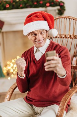 Neşeli adam onun telefon arayan