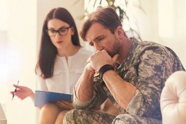 Melankoli asker ağzını kapsayan