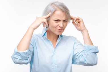 Tapınaklar parmak basarak tahriş gri saçlı kadın