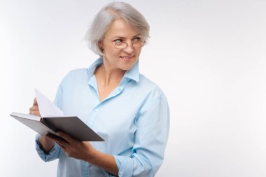 Büyüleyici kadın kıdemli bir kitap okuma