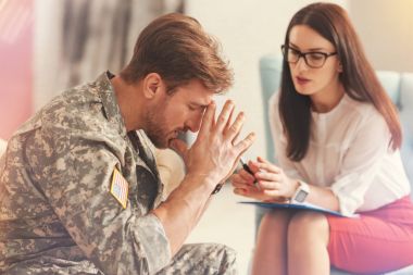 Endişeli asker gözleri kapalı tutmak