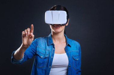 Duyusal ekran kullanan neşeli pozitif kadın