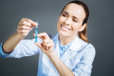 Neşeli kadın Uygulayıcı şırınga arıyorum