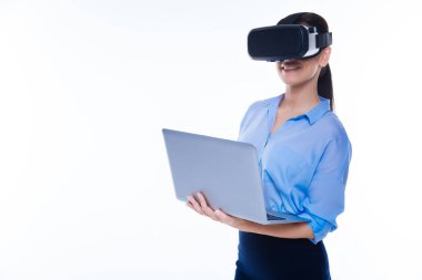 Onun elinde bir dizüstü bilgisayar sahip mutlu güzel kadın