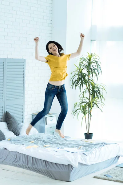 情感的年轻女子庆祝成功 — 图库照片