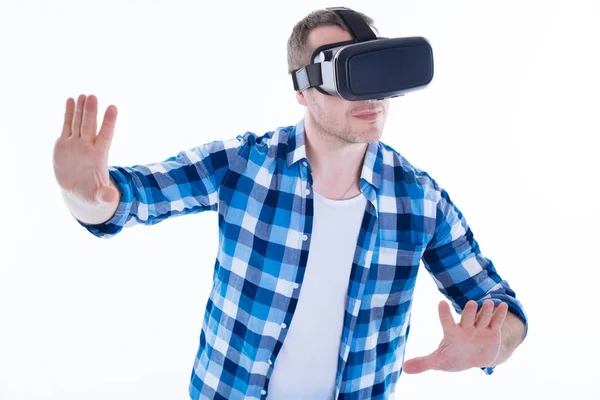 Przyjemny człowiek dorosły badania okulary wirtualnej rzeczywistości — Zdjęcie stockowe