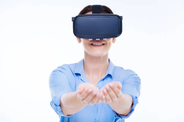 Glad trevlig kvinna i virtuell verklighet — Stockfoto