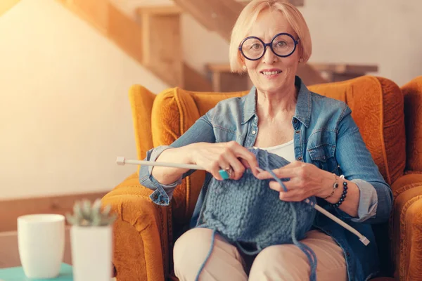 Mujer elegante envejecida tejiendo en casa — Foto de Stock