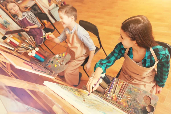 Bovenaanzicht op schattige kinderen deelnemen aan het schilderen zitting — Stockfoto