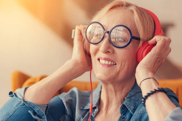 Retrato de una alegre anciana disfrutando de la música —  Fotos de Stock