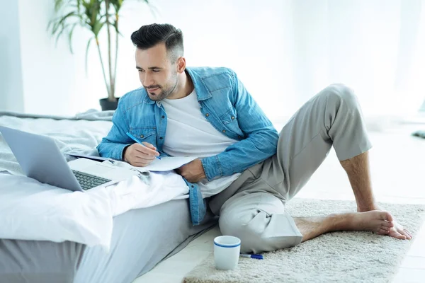 Evde projede çalışan genç girişimci