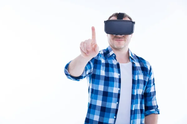 Positivo encantado homem experimentando realidade virtual — Fotografia de Stock