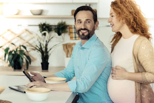 Família positiva tendo tempo esplêndido juntos — Fotografia de Stock