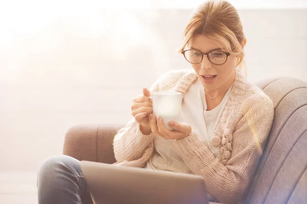 Agradable buena mujer tomando té — Foto de Stock