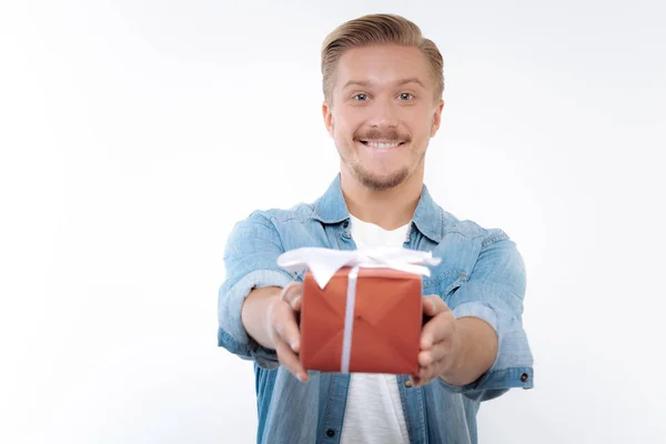 경쾌한 젊은 남자는 선물 상자를 나눠 주고 — 스톡 사진