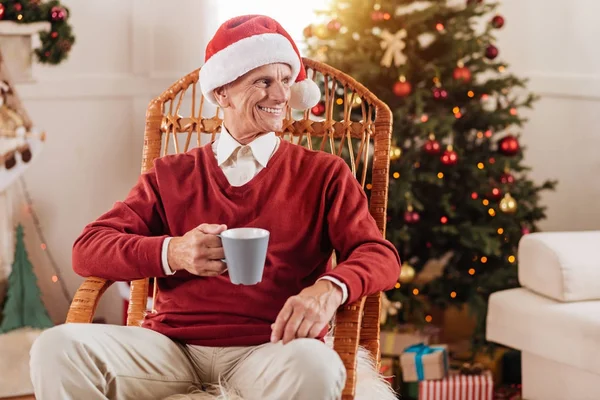 Attraktiva äldre man håller favorit kopp — Stockfoto