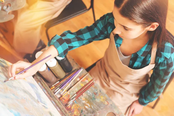 Teenage girl focusing on art canvas while painting — Stock Photo, Image