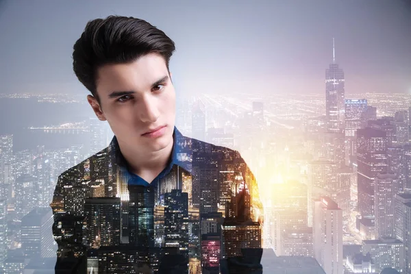 Sevimli genç sakinlik şehir arka plan karşı ifade