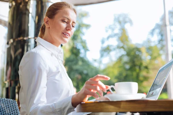 Angenehme Geschäftsfrau nimmt eine Tasse Kaffee — Stockfoto