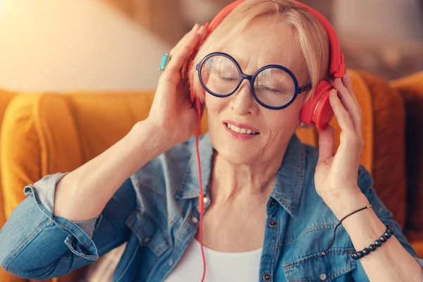 Mujer anciana encantada escuchando música —  Fotos de Stock