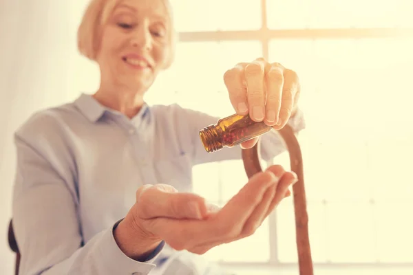 薬を飲んで積極的な高齢女性のクローズ アップ — ストック写真