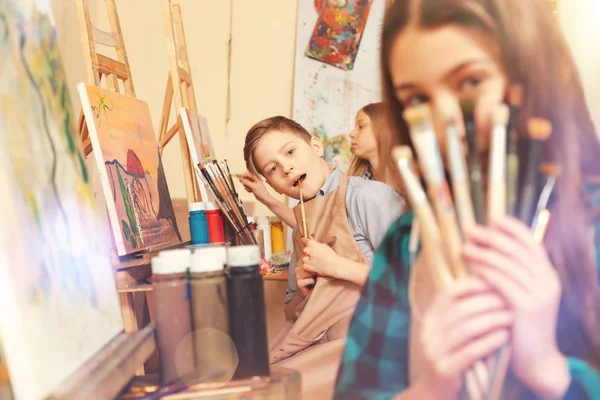 Niños divirtiéndose durante la sesión de pintura en estudio — Foto de Stock