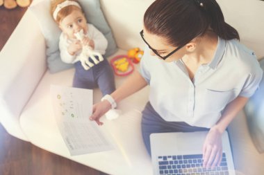 Üstten Görünüm resmini meşgul anne ve kızı