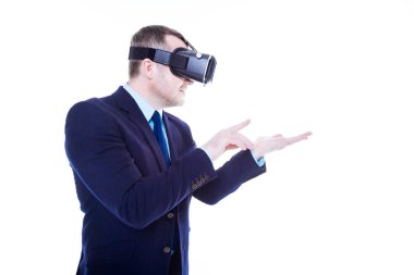 Sanal aygıt kullanan olumlu güzel adam