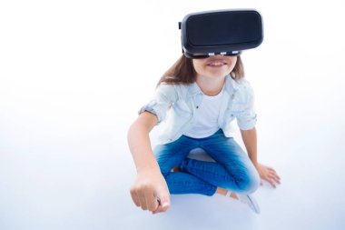 Katta oturan olumlu neşeli kız