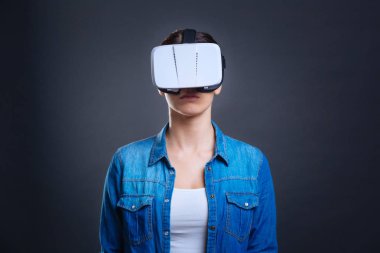 Onun önünde arayan ciddi kendine güvenen kadın