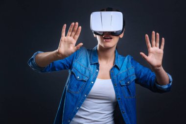 Teknolojik gelişmeler kullanarak hoş heyecanlı kadın