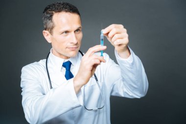 Sakin tıbbi profesyonel kontrol şırınga