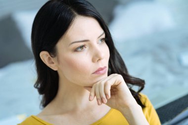 Üzerinde bir şey düşünüyor dalgın esmer kız