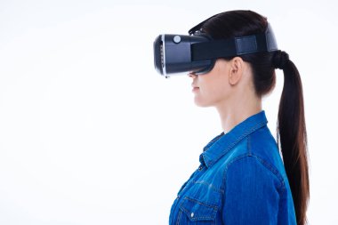 Onun önünde arayan ciddi akıllı kadın